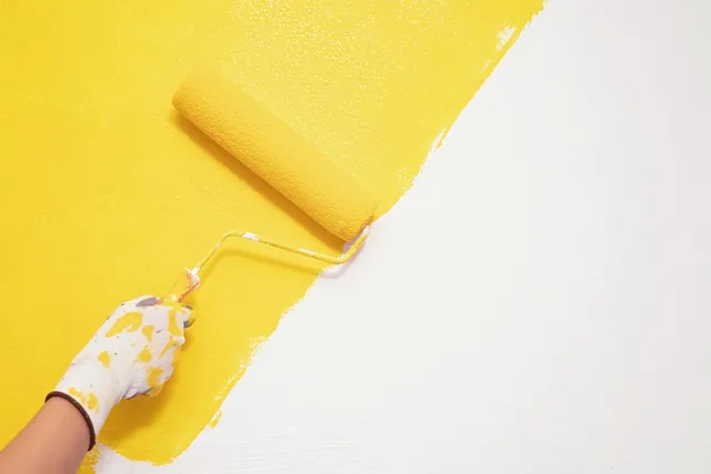 mur peint en jaune